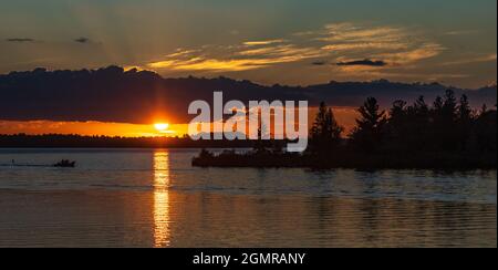 Coucher de soleil sur le Chippewa Flowage dans le nord du Wisconsin. Banque D'Images