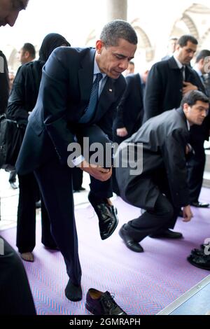 Le président Barack Obama retire ses chaussures alors qu'il se prépare à visiter la Mosquée bleue le 7 avril 2009 à Istanbul. Photo officielle de la Maison Blanche par Pete Souza Banque D'Images