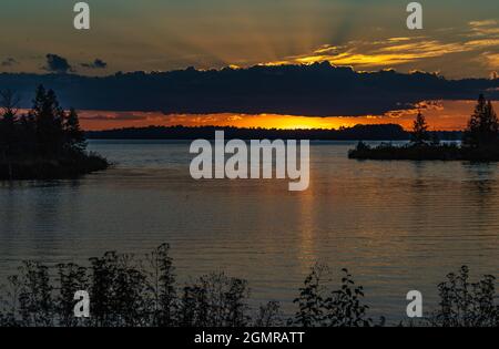 Coucher de soleil sur le Chippewa Flowage dans le nord du Wisconsin. Banque D'Images