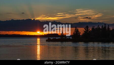 Coucher de soleil sur le Chippewa Flowage dans le nord du Wisconsin. Banque D'Images