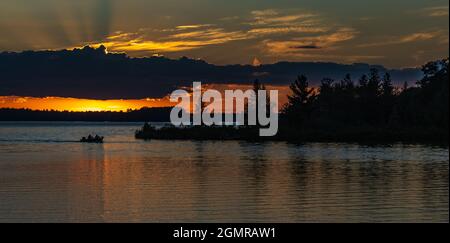 Coucher de soleil sur le Chippewa Flowage dans le nord du Wisconsin. Banque D'Images