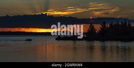 Coucher de soleil sur le Chippewa Flowage dans le nord du Wisconsin. Banque D'Images