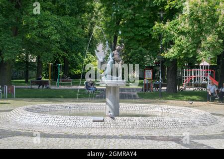 Gliwice, Pologne - 4 juin 2021 : Fontaines le garçon avec un cygne. Banque D'Images