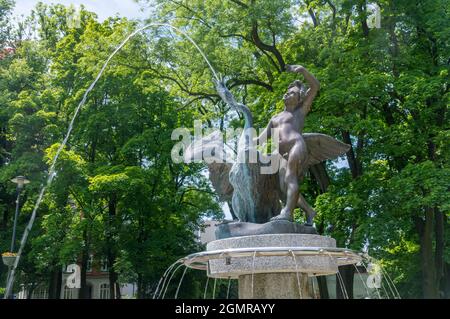 Gliwice, Pologne - 4 juin 2021 : détail de la fontaine le garçon avec un cygne. Banque D'Images