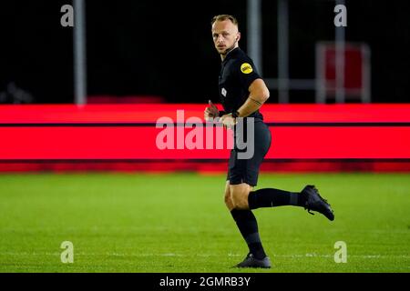 EINDHOVEN, PAYS-BAS - SEPTEMBRE 20 : arbitre Nick Smit lors du match néerlandais de Keukenkampioosdivision entre Jong PSV et ADO Den Haag au PSV Campus de Herdgang le 20 septembre 2021 à Eindhoven, pays-Bas (photo de Joris Verwijst/Orange Pictures) Banque D'Images