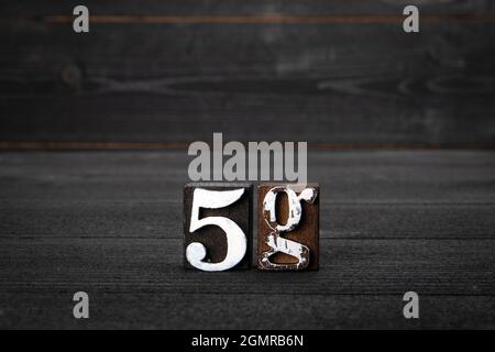 5G, norme technologique de cinquième génération pour les réseaux cellulaires à large bande. Lettres en bois blanc sur fond en bois foncé. Banque D'Images