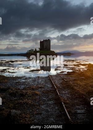 Coucher de soleil au château de Stalker, Highlands Banque D'Images