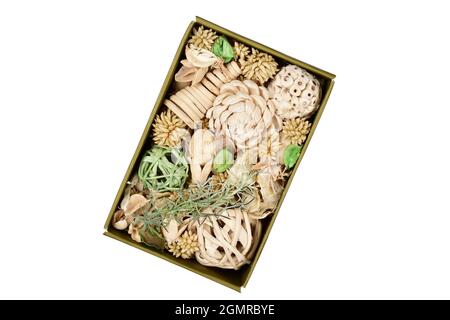 Boîte de potpourri isolée sur fond blanc avec chemin de coupure Banque D'Images