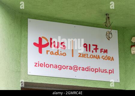 Zielona Gora, Pologne - 1 juin 2021 : logo et signe de la radio plus. Banque D'Images