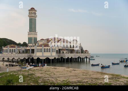 mosquée colorée sur l'eau à penang en malaisie Banque D'Images