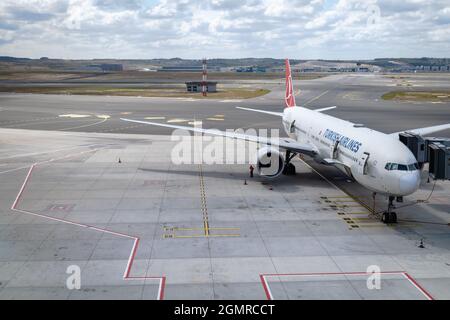 Istanbul, Turquie - septembre 2021 : des avions Turkish Airlines remorqués sur la piste de l'aéroport d'Istanbul en Turquie. Banque D'Images