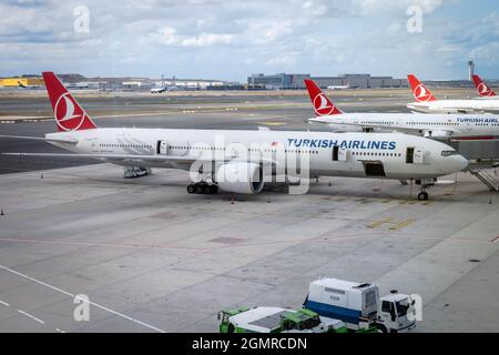 Istanbul, Turquie - septembre 2021 : des avions Turkish Airlines remorqués sur la piste de l'aéroport d'Istanbul en Turquie. Banque D'Images