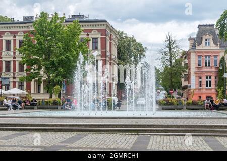 Zielona Gora, Pologne - 1er juin 2021 : Fontaine de la place des héros. Banque D'Images