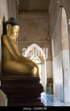 bouddha d'or en bas de la pagode dans le myanmar païen Banque D'Images