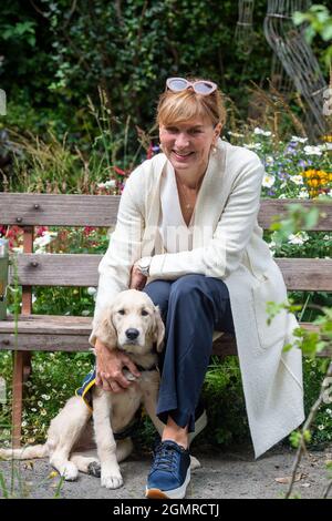 Londres, Royaume-Uni. 20 septembre 2021. Fiona Bruce, présentatrice de télévision, avec un chien-guide pour les aveugles en formation appelé Chelsea, qui a 18 semaines. C'était une journée chargée à la journée de la presse pour le premier salon de fleurs de Chelsea de la RHS. Le spectacle a été annulé l'année dernière à la suite de la pandémie de Covid-19. Crédit : Maureen McLean/Alay Live News Banque D'Images