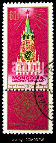 MOSCOU, RUSSIE - 26 NOVEMBRE 2018 : un timbre imprimé en Mongolie montre le Kremlin Moscou, Sovjet Union série de 50 ans, vers 1972 Banque D'Images