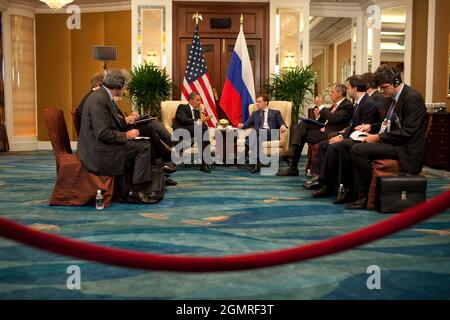 Le président Barack Obama participe à une réunion bilatérale avec le président russe Dmitry Medvedev à l'hôtel Shangri-la à Singapour, le 15 novembre 2009. (Photo officielle de la Maison Blanche par Pete Souza) cette photo officielle de la Maison Blanche est disponible uniquement pour publication par les organismes de presse et/ou pour impression personnelle par le(s) sujet(s) de la photo. La photographie ne peut être manipulée d'aucune manière et ne peut pas être utilisée dans des documents commerciaux ou politiques, des publicités, des courriels, des produits, des promotions qui, de quelque manière que ce soit, suggèrent l'approbation ou l'approbation du Président, le Premier Fa Banque D'Images