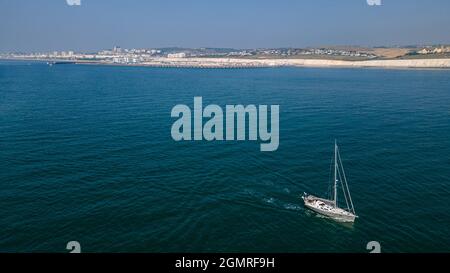 Petit bateau sur un fond de port de plaisance de Brighton par une journée ensoleillée, East Sussex, Royaume-Uni. Banque D'Images