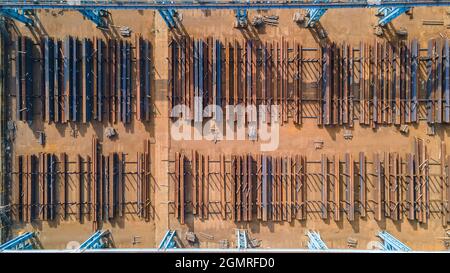 Poutres en acier, rouillées et propres, par l'entrepôt dans la zone industrielle de Hove, East Sussex, Royaume-Uni. Banque D'Images