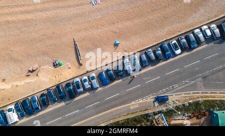 Vue aérienne de la plage côté route avec des voitures garées sur le côté, Hove, East Sussex, Royaume-Uni Banque D'Images