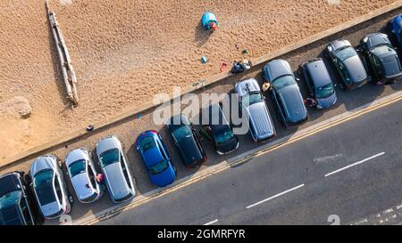 Vue aérienne de la plage côté route avec des voitures garées sur le côté, Hove, East Sussex, Royaume-Uni Banque D'Images