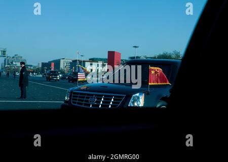 La limousine présidentielle vue de la limousine de réserve, alors que le cortège du président Barack Obama se rend à la Cité interdite, Beijing, Chine, le 17 novembre 2009. (Photo officielle de la Maison Blanche par Pete Souza) cette photo officielle de la Maison Blanche est disponible uniquement pour publication par les organismes de presse et/ou pour impression personnelle par le(s) sujet(s) de la photo. La photographie ne peut être manipulée d'aucune manière et ne peut pas être utilisée dans des documents commerciaux ou politiques, des publicités, des courriels, des produits, des promotions qui, de quelque manière que ce soit, suggèrent l'approbation ou l'approbation du Président, le Fir Banque D'Images