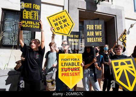 Washington, États-Unis. 20 septembre 2021. Les marcheurs tiennent des pancartes lors d'un mouvement Sunrise 'Arch on Congress for Bold Climate action'. Crédit : SOPA Images Limited/Alamy Live News Banque D'Images