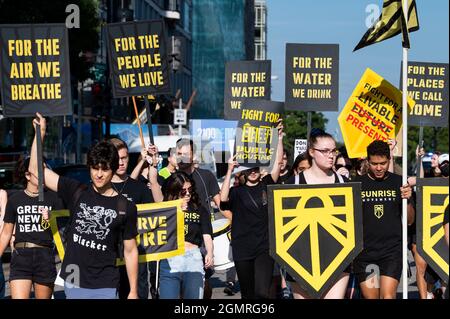 Washington, États-Unis. 20 septembre 2021. Les marcheurs tiennent des pancartes lors d'un mouvement Sunrise 'Arch on Congress for Bold Climate action'. Crédit : SOPA Images Limited/Alamy Live News Banque D'Images