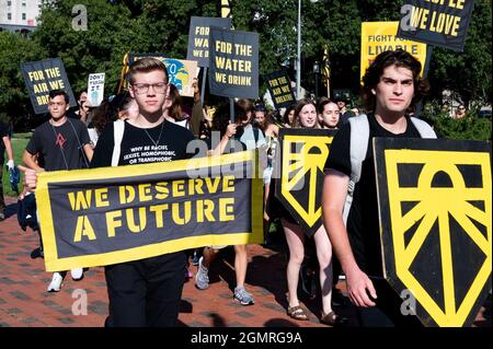 Washington, États-Unis. 20 septembre 2021. Les marcheurs tiennent des pancartes lors d'un mouvement Sunrise 'Arch on Congress for Bold Climate action'. Crédit : SOPA Images Limited/Alamy Live News Banque D'Images