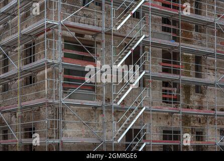 Échafaudage pour un bâtiment d'usine à rénover Banque D'Images