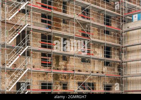 Échafaudage pour un bâtiment d'usine à rénover Banque D'Images