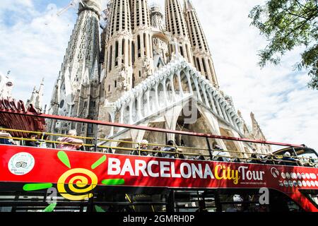 Barcelone, Espagne. 20 septembre 2021. Visite de la ville de Barcelone en bus devant la basilique de la Sagrada Família à Barcelone. Crédit : SOPA Images Limited/Alamy Live News Banque D'Images