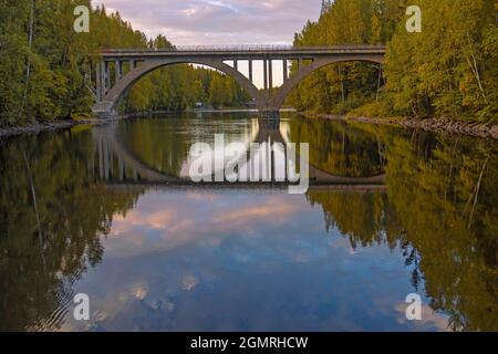 Pont suspendu finlandais avec chemin de fer à voie étroite, construit au début du XXe siècle, à travers la rivière Yanisyoki, Carélie, Russie. Automne, septembe Banque D'Images