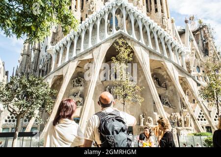 Barcelone, Espagne. 20 septembre 2021. Les touristes regardent la basilique de la Sagrada Família à Barcelone. (Photo de Thiago Prudencio/SOPA Images/Sipa USA) crédit: SIPA USA/Alay Live News Banque D'Images