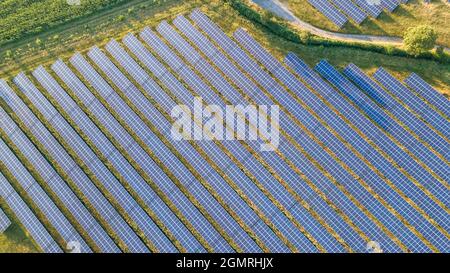 Vue aérienne du panneau solaire dans la ferme solaire en soirée lumière du soleil, West Sussex, Royaume-Uni. Banque D'Images