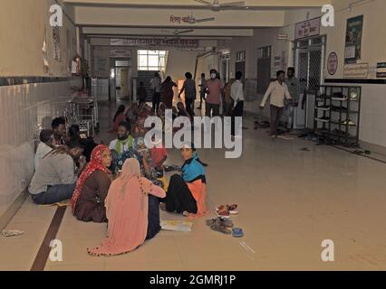 Beawar, Inde. 20 septembre 2021. Accompagnateur de patients assis à l'extérieur de la salle des enfants d'un hôpital gouvernemental de Beawar. Les cas de dengue, de paludisme et de fièvre virale sont en hausse dans divers États de l'Inde, dont l'Uttar Pradesh, le Madhya Pradesh, Delhi et le Rajasthan, dans le contexte de la pandémie du coronavirus. Plus de 250 patients sont traités dans le Kanpur de l'Uttar Pradesh et 500 patients dans le Bhilwara du Rajasthan. (Photo de Sumit Saraswat/Pacific Press) crédit: Pacific Press Media production Corp./Alay Live News Banque D'Images