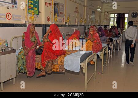 Beawar, Inde. 20 septembre 2021. Les patients reçoivent un traitement dans le service pour enfants d'un hôpital gouvernemental de Beawar. Les cas de dengue, de paludisme et de fièvre virale sont en hausse dans divers États de l'Inde, dont l'Uttar Pradesh, le Madhya Pradesh, Delhi et le Rajasthan, dans le contexte de la pandémie du coronavirus. Plus de 250 patients sont traités dans le Kanpur de l'Uttar Pradesh et 500 patients dans le Bhilwara du Rajasthan. (Photo de Sumit Saraswat/Pacific Press) crédit: Pacific Press Media production Corp./Alay Live News Banque D'Images