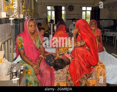 Beawar, Inde. 20 septembre 2021. Les patients reçoivent un traitement dans le service pour enfants d'un hôpital gouvernemental de Beawar. Les cas de dengue, de paludisme et de fièvre virale sont en hausse dans divers États de l'Inde, dont l'Uttar Pradesh, le Madhya Pradesh, Delhi et le Rajasthan, dans le contexte de la pandémie du coronavirus. Plus de 250 patients sont traités dans le Kanpur de l'Uttar Pradesh et 500 patients dans le Bhilwara du Rajasthan. (Photo de Sumit Saraswat/Pacific Press) crédit: Pacific Press Media production Corp./Alay Live News Banque D'Images