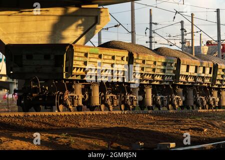 Train de marchandises sur rails. Wagons avec livraison de minerai, pierre concassée, charbon par chemin de fer Banque D'Images