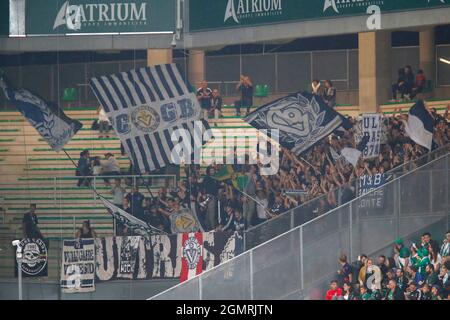 Fans de Bordeaux lors du championnat français Ligue 1 match de football entre SAINT-Etienne et FC Girondins de Bordeaux le 18 septembre 2021 au stade Geoffroy-Guichard à Saint-Etienne, France - photo Romain Biard / Isports / DPPI Banque D'Images