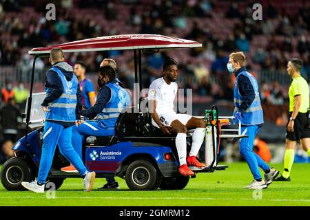 Barcelone, Espagne. 20 septembre 2021. Yan Eteki (Grenade CF) quitte le terrain après sa blessure, lors du match de football de la Liga entre le FC Barcelone et Grenade CF, au stade Camp Nou à Barcelone, Espagne, le 20 septembre 2021. Foto: SIU Wu crédit: dpa/Alay Live News Banque D'Images