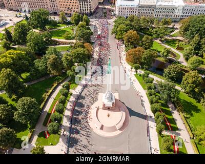 RIGA, LETTONIE - 29 août 2021 : vue aérienne du marathon de Riga, foule de personnes sur un marathon près de la statue de la liberté Milda Banque D'Images