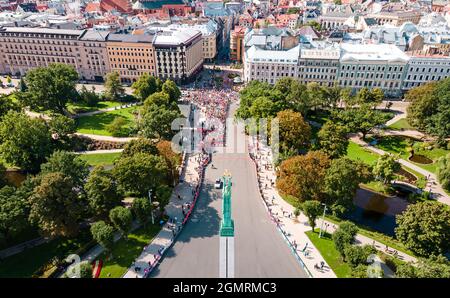 RIGA, LETTONIE - 29 août 2021 : vue aérienne du marathon de Riga, foule de personnes sur un marathon près de la statue de la liberté Milda Banque D'Images