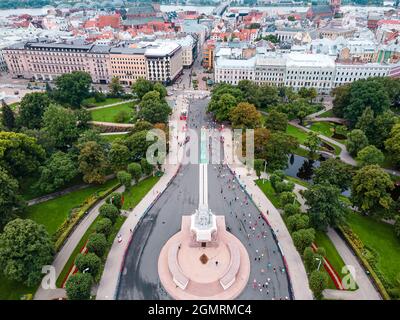 RIGA, LETTONIE - 29 août 2021 : vue aérienne du marathon de Riga, foule de personnes sur un marathon près de la statue de la liberté Milda Banque D'Images