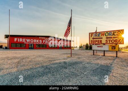 CODY, Wyoming - AOÛT 2021 : le Fireworks Factory Outlet, un détaillant de pièces pyrotechniques situé à Cody, Wyoming. Banque D'Images