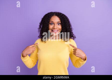 Photo de jeune bonne humeur excitée acho femme point doigt elle-même marque isolée sur fond violet couleur Banque D'Images