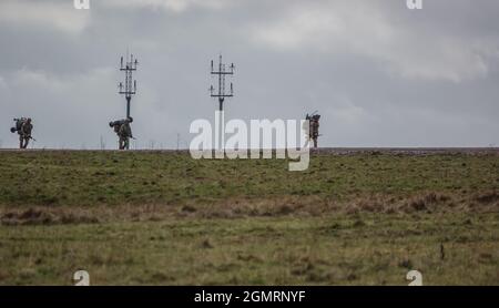 Des soldats de l'armée britannique effectuent un exercice de taub d'essai de forme physique de combat de 8 miles avec 25kg bergens entièrement chargés Banque D'Images