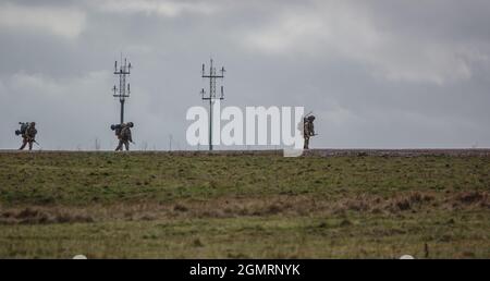 Des soldats de l'armée britannique effectuent un exercice de taub d'essai de forme physique de combat de 8 miles avec 25kg bergens entièrement chargés Banque D'Images