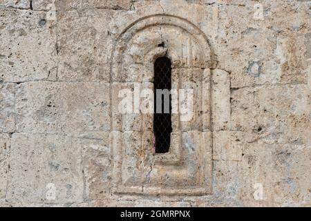 Fenêtre dans le mur d'un ancien temple albanais dans le village de Kis, la ville de Sheki Banque D'Images