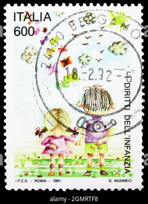 MOSCOU, RUSSIE - 6 NOVEMBRE 2019 : le timbre-poste imprimé en Italie présente des dessins d'enfants, série, 600 - lire italienne, vers 1991 Banque D'Images